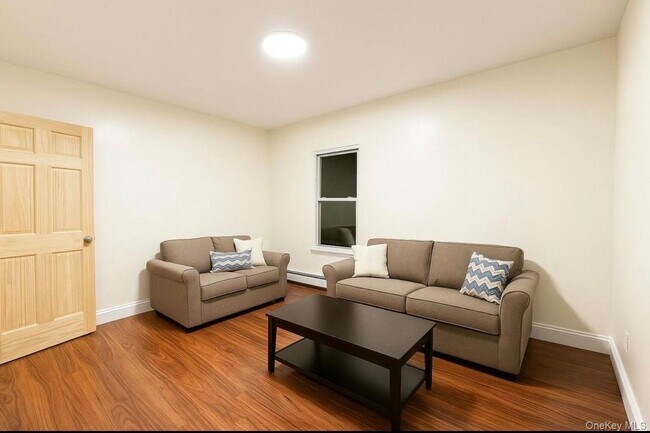 Foto del edificio - 557 Van Nest Ave