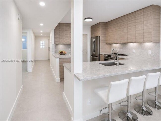 Foto del edificio - 17050 N Bay Rd