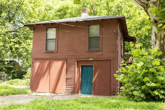 Building Photo - 1011 Oakview St