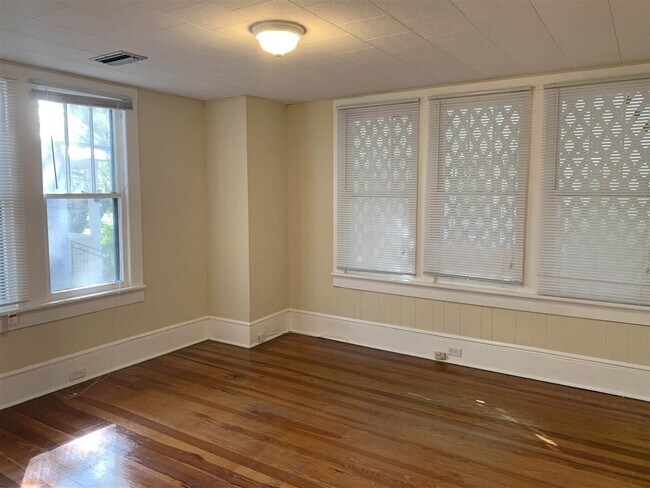 Foto del edificio - 66 Fullerwood Dr