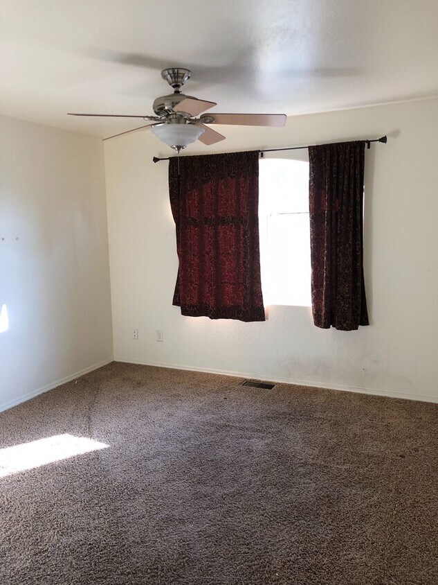Foto del edificio - COMING SOON! 3 Bed/2 Bath Condo on Switzer...