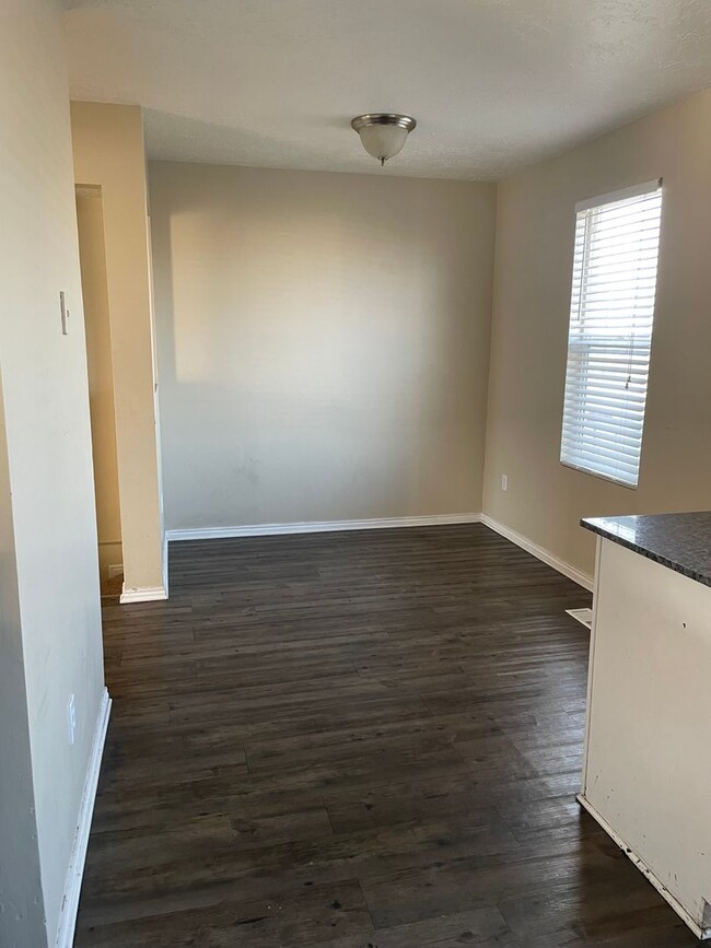 Building Photo - BEAUIFUL TOWNHOME!!!