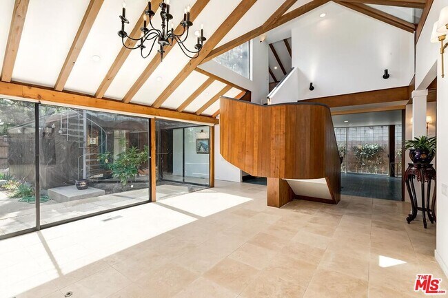 Building Photo - 515 N Roxbury Dr
