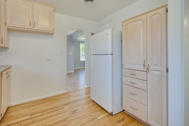 Building Photo - Charming with happy atmosphere  3BR House ...