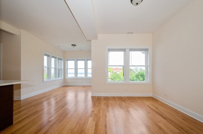 Foto del edificio - 7602 N Eastlake Terrace