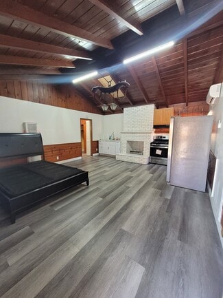 Building Photo - 10916 Acacia Ave