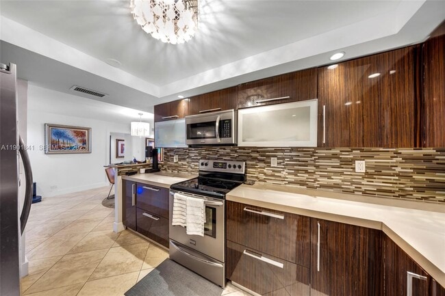 Building Photo - 6039 Collins Ave