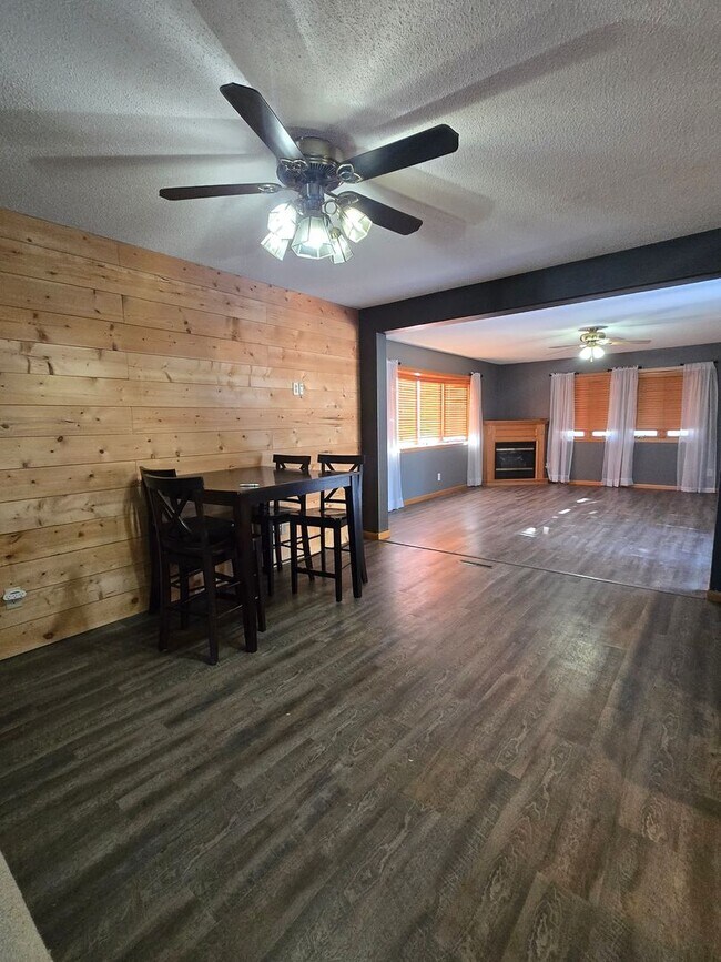 Foto del edificio - Spacious 3 Bedroom 2 Bath Home