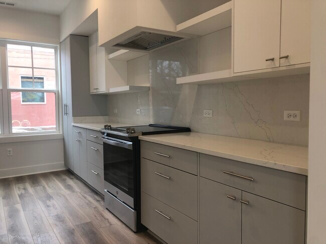 Amplia cocina con mucho espacio en gabinetes, estufa y campana extractora de alta calidad y encimeras de cuarzo. - 510 Court St