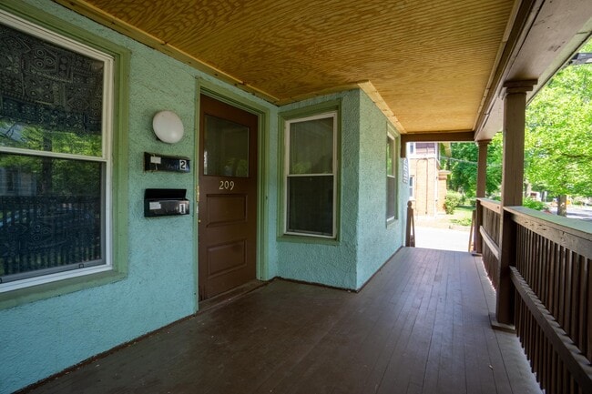 Foto del edificio - Available 6/1/26 - 4 Bedroom Duplex Close ...