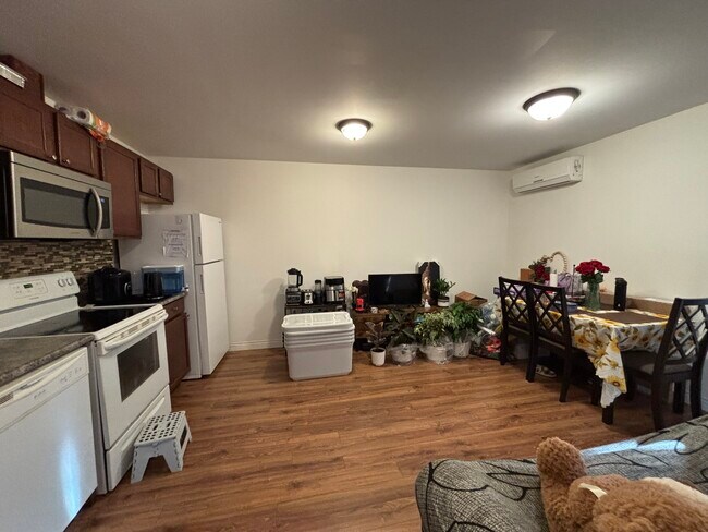 Photo du bâtiment - 2 Bedroom Apartment for Rent