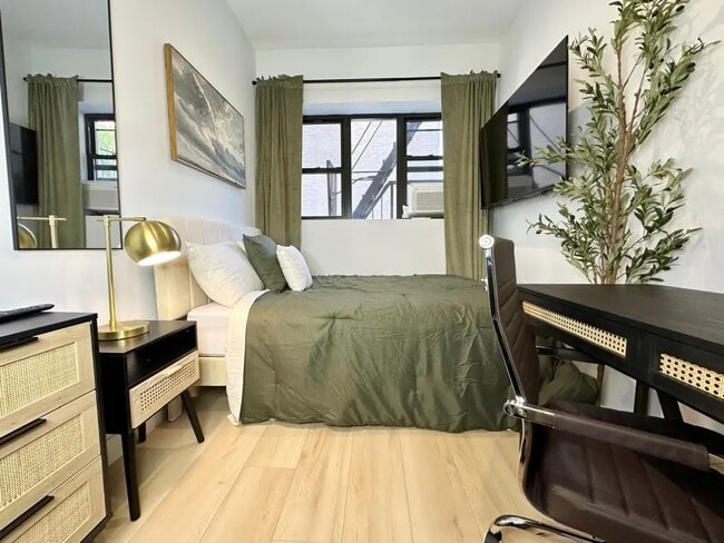 Building Photo - Furnished room/NOT APARTMENT
