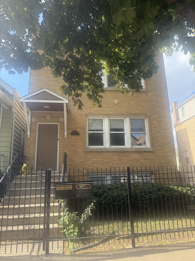 Foto del edificio - 2708 N Marshfield Ave
