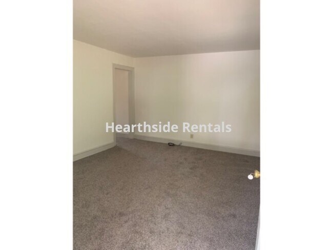 Building Photo - **3 Bedroom 1 Bath Single Family Home Minu...