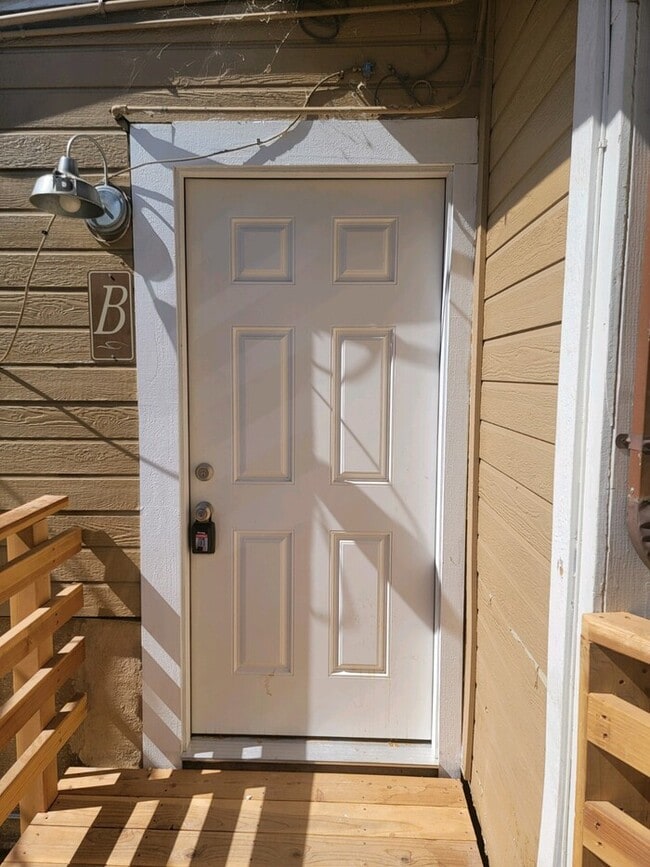 Building Photo - NEWLY REMODELED 5-BED 1-BATH TRIPLEX IN RO...