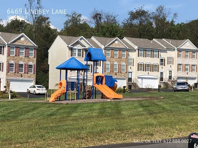 Building Photo - Beautiful 3 bedroom 3 bath townhome!