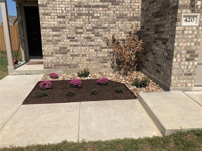 Building Photo - 420 Farmer Ln