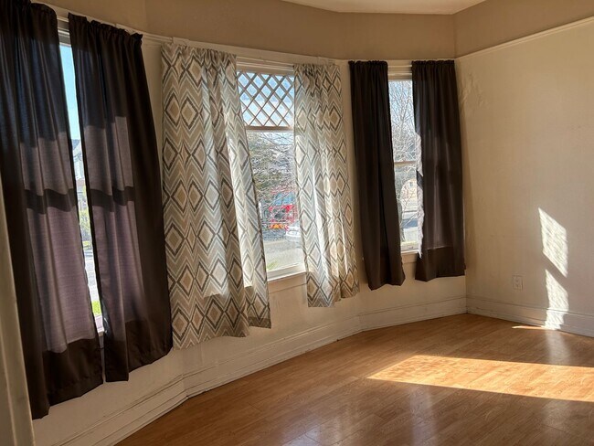 Building Photo - 3 Bedroom 2 bath Located in Redlands!