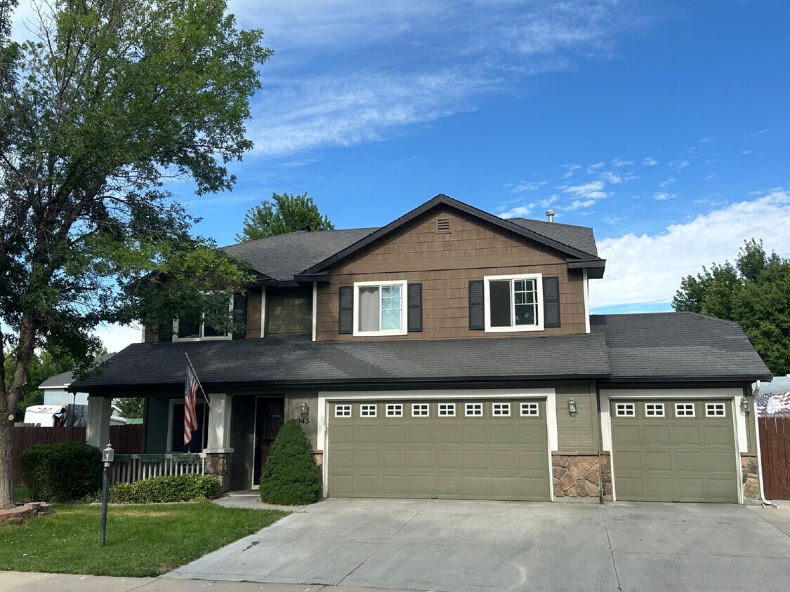 Foto principal - "Spacious 4-Bedroom Gem with 2.5 Bathrooms...