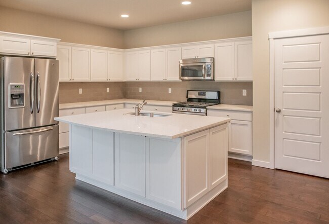 Foto del edificio - Beautifully Crafted 5bd/3bth home W/ Fence...