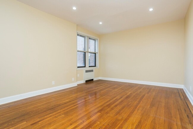 Building Photo - 167-10 Crocheron Ave