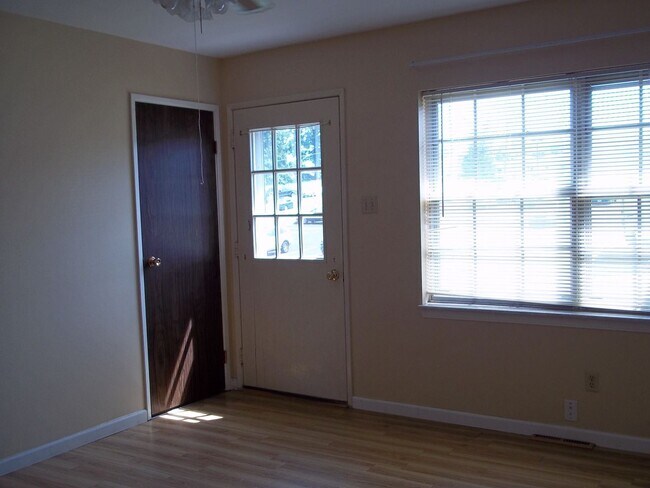 Building Photo - 3 br, 2 bath House - 949 E. 1st Street