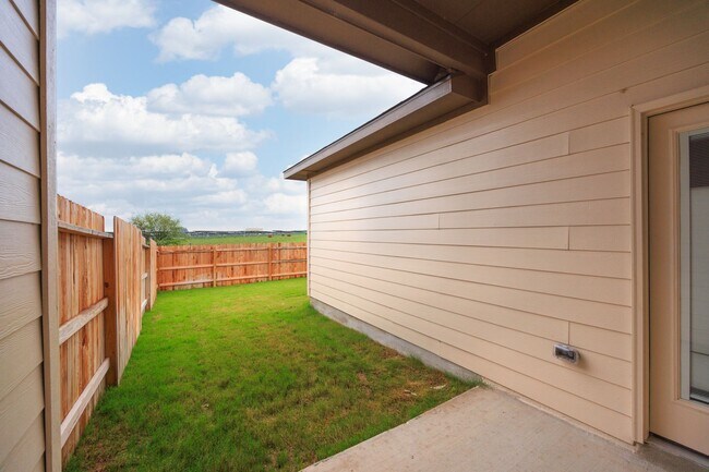 Building Photo - AVAILABLE NOW! GORGEOUS 3 BEDROOM DUPLEX L...