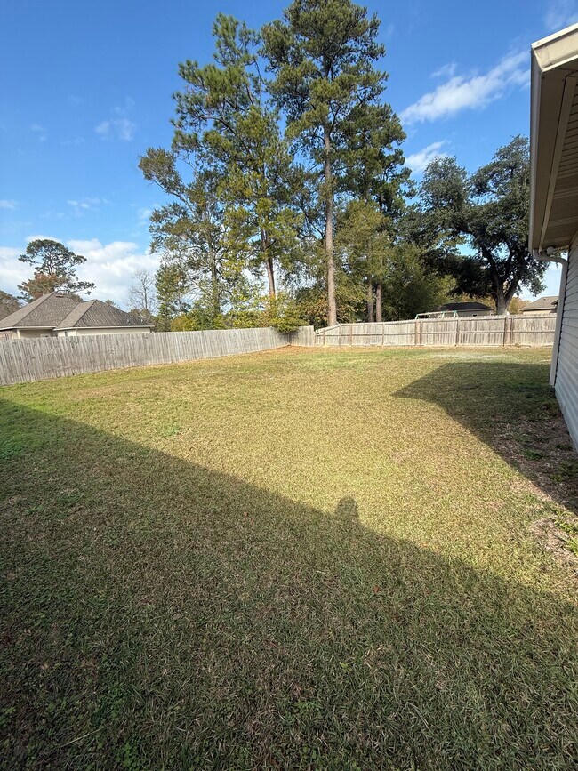 Foto del edificio - 42245 Wood Ave