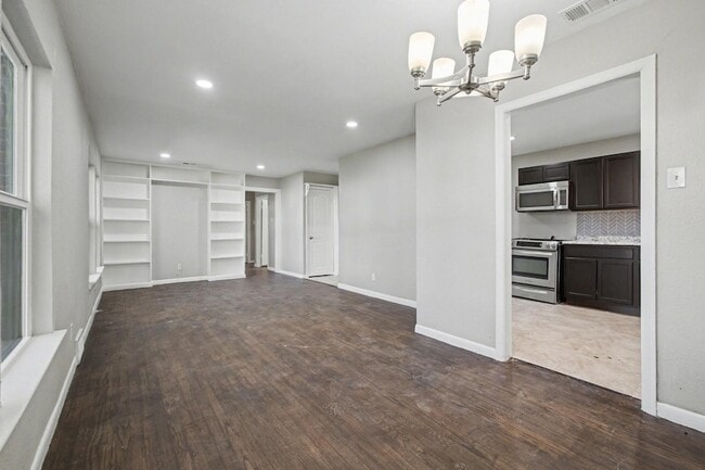 Building Photo - 2319 Glengariff Dr