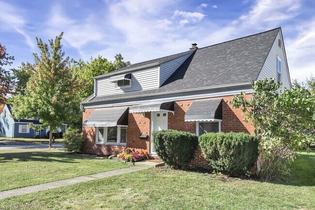 Building Photo - 640 E 261st St