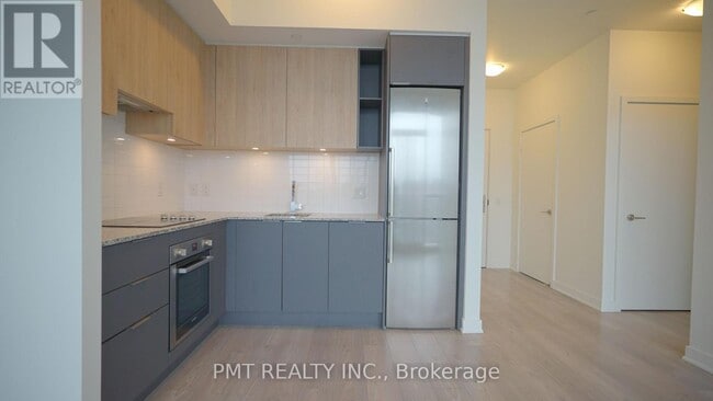 Building Photo - 120 Parliament St