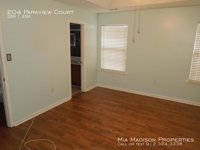 Building Photo - 204 Parkview Ct