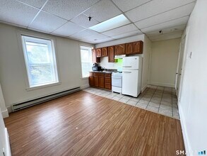 Building Photo - 696 Main St