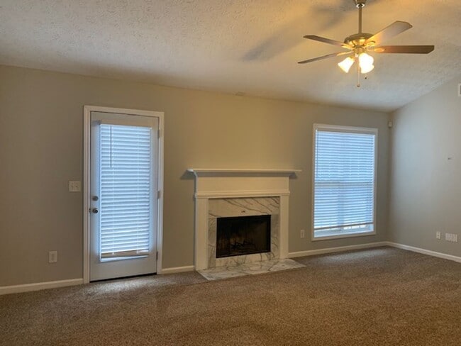 Building Photo - Charming 3 BR / 2 BATH Ranch!!