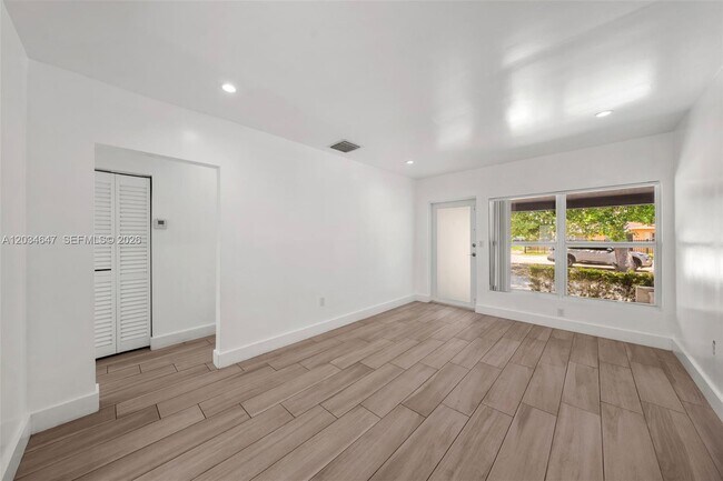 Foto del edificio - 520 NW 104th St