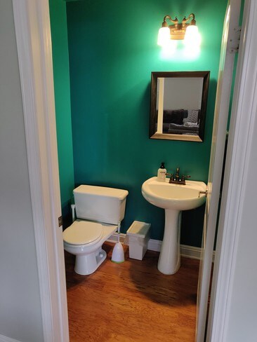 1F Cuarto de baño - 2125 S Bentley Ave