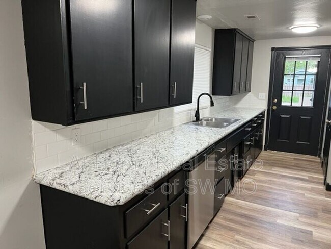 Foto del edificio - 704 N Kansas Expy