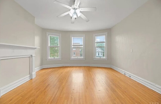 Photo - 219 Warwick Ln House