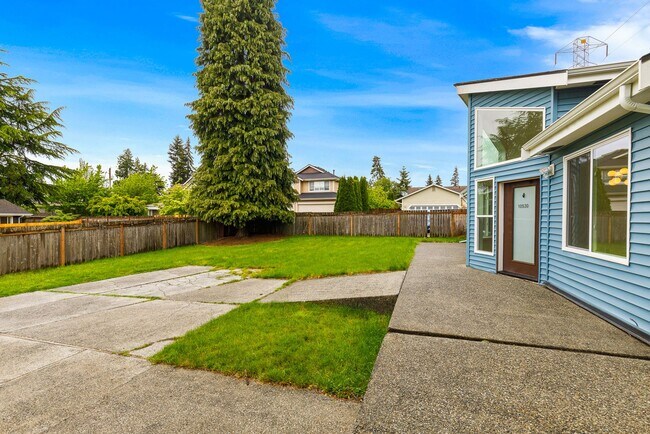 Building Photo - Kirkland Rambler 2 Bedroom Plus Gorgeous L...