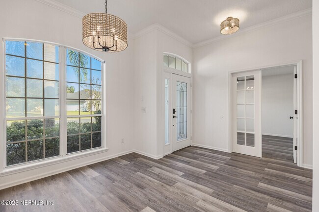 Foto del edificio - 737 Hazelmoor Ln