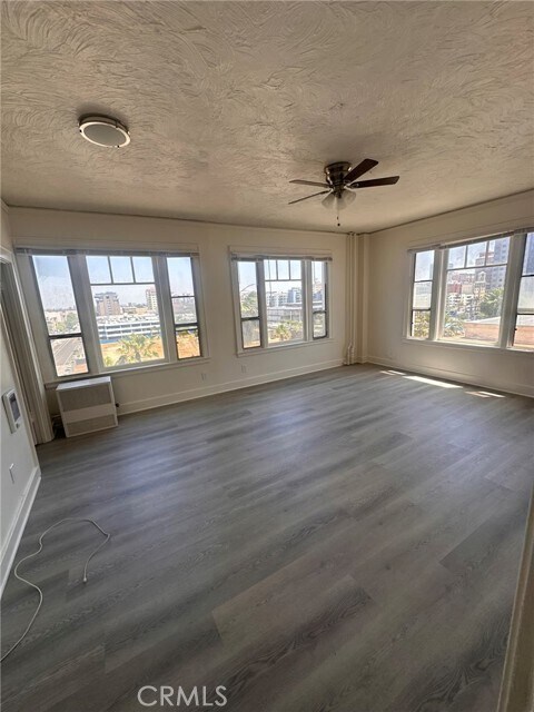 Foto del edificio - 360 W Ocean Blvd