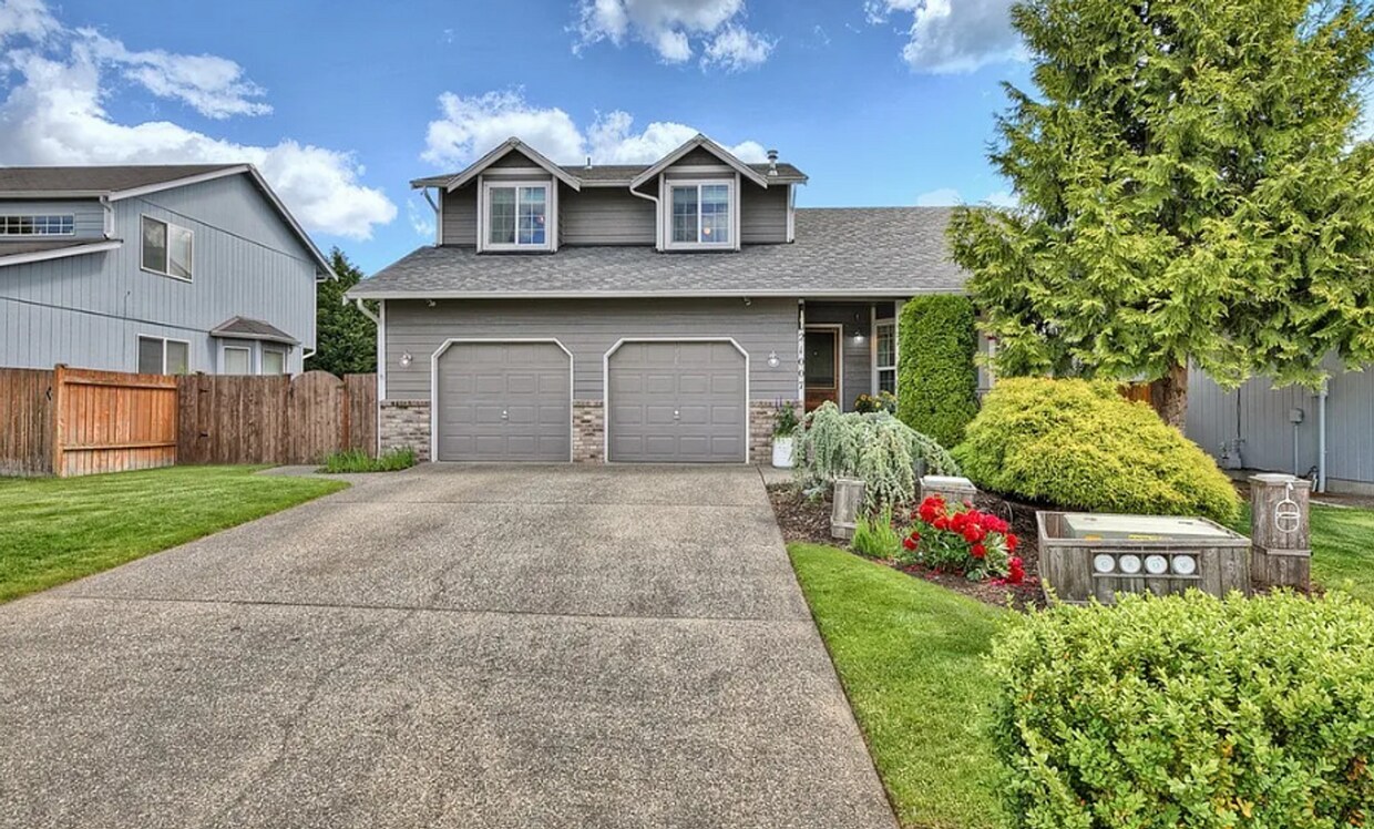 Primary Photo - Beautiful Designer 3 bedroom home in Quiet...
