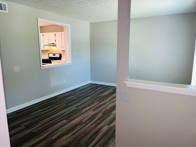 Foto del edificio - Location, location, location! Renovated townhome near Downtown Douglasville! Must See!