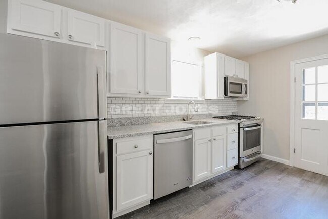 Building Photo - 3402 Longview Dr