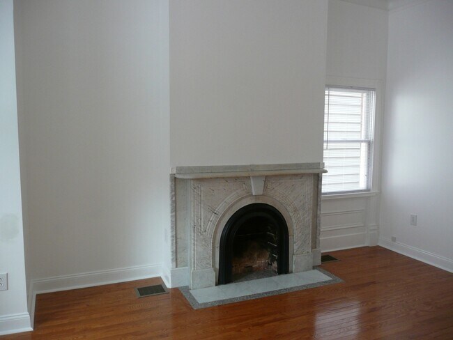 Sala de estar - Vista 2 - Chimenea que no funciona - 225 Emerson St