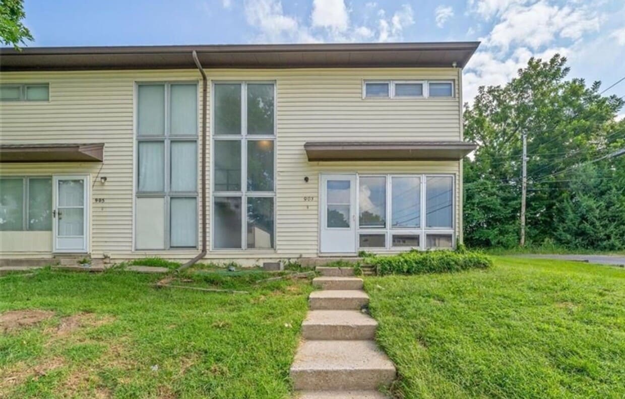 Building Photo - 3 bed 1.5 bath townhome