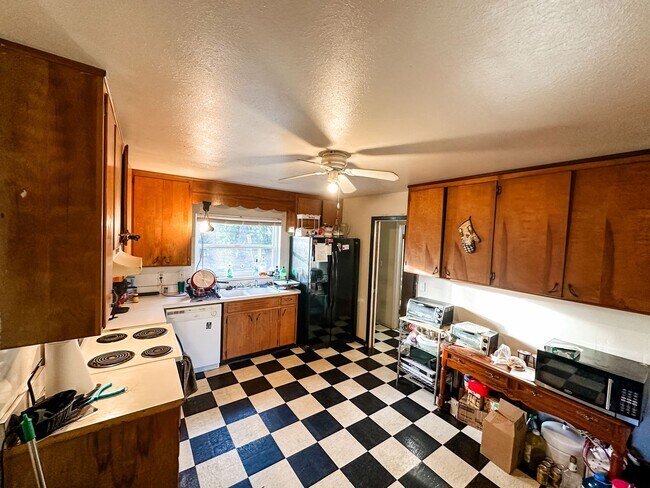 Building Photo - Why rent an apartment, when you can live i...