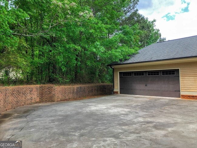 Building Photo - 1121 Livingston Trail