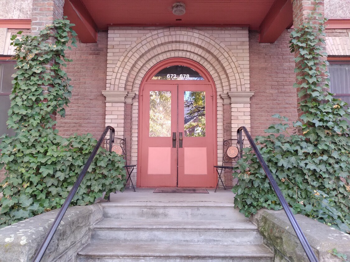Primary Photo - 652 N 9th St