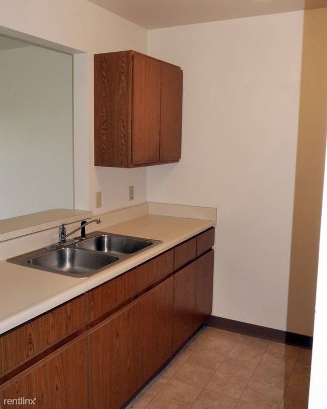 Kitchen 1 - Fieldstone Manor Apartments